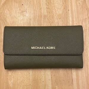 Michael Kors Olive Saffiano Trifold Wallet with Gold Logo & back zipper EUC